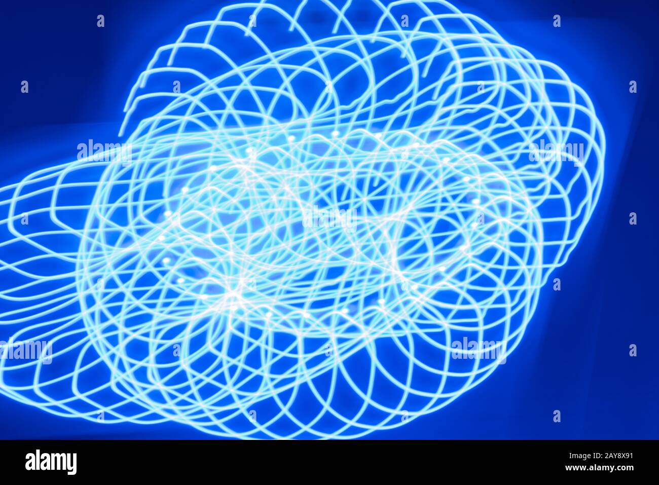Künstliches Licht als Hintergrund mit abstrakten blauen Lichtstreifen Stockfoto