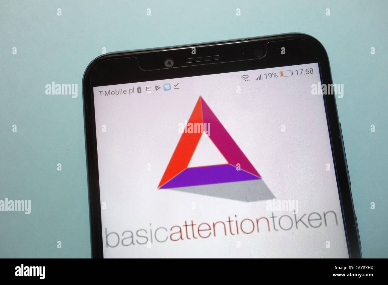 BAT (Basic Attention Token)-Kryptokurrency-Logo wird auf dem Smartphone angezeigt Stockfoto
