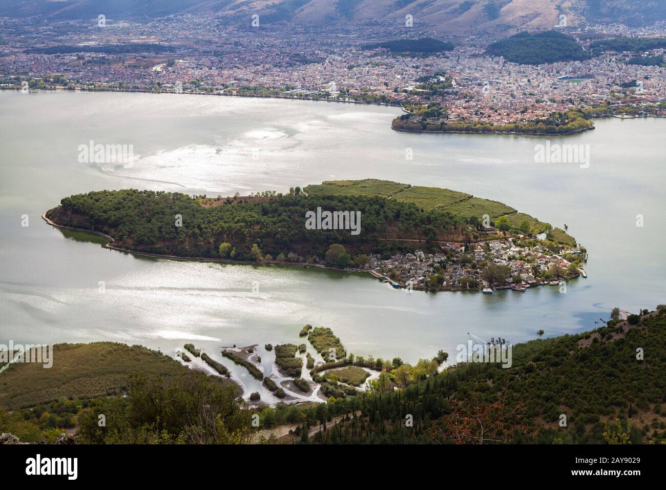 Schöner Panoramablick auf den See Ioannina vom Bergdorf Ligkiades Stockfoto
