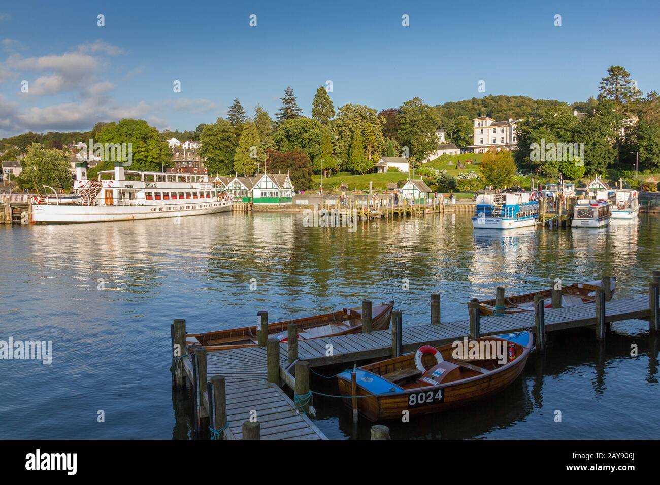 Blick auf den Hafen von Bowness-on-Windermere am Nachmittag, Lake District in Cumbria, Großbritannien Stockfoto