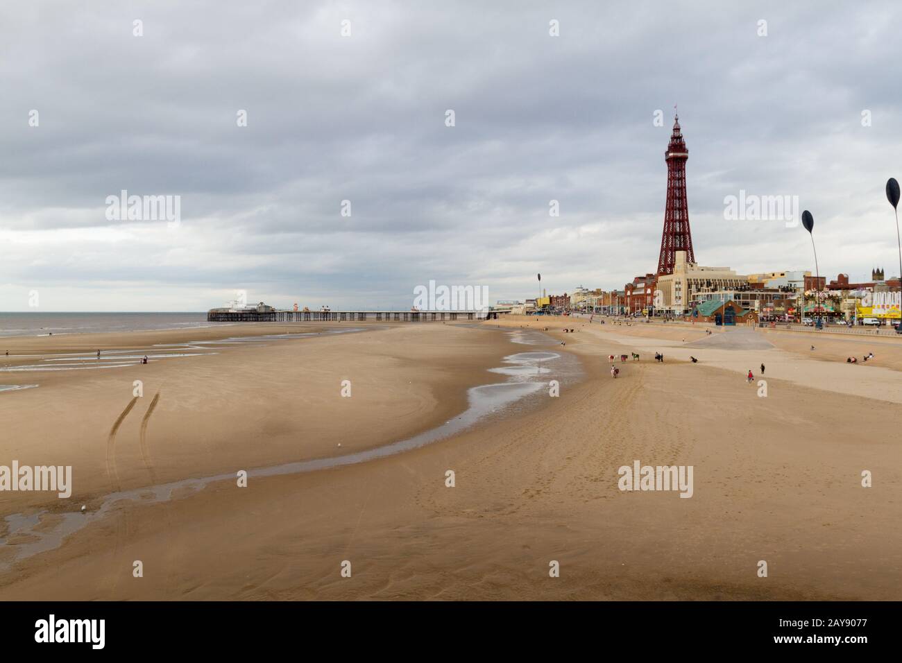 Blick am Strand von Blackpool auf den Blackpool Tower und den North Pier Stockfoto