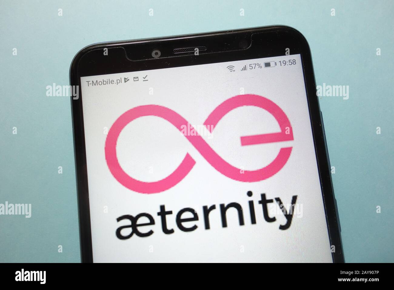 Das auf dem Smartphone angezeigte Emblem Aewity (AE) Cryptocurrency Stockfoto