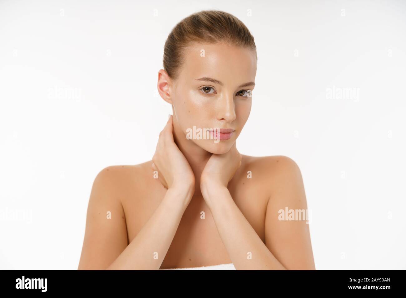 Schöne junge Frau Gesicht Porträt Beauty Skin Care Concept. Mode Schönheit Modell isoliert auf weiss Stockfoto