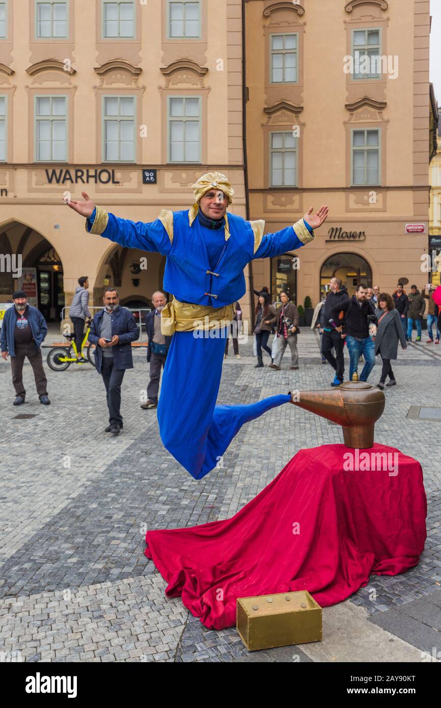 Prag Tschechien - 19. Oktober 2017: Street-Performer-Dressing als Genie und die Zauberlampe Stockfoto