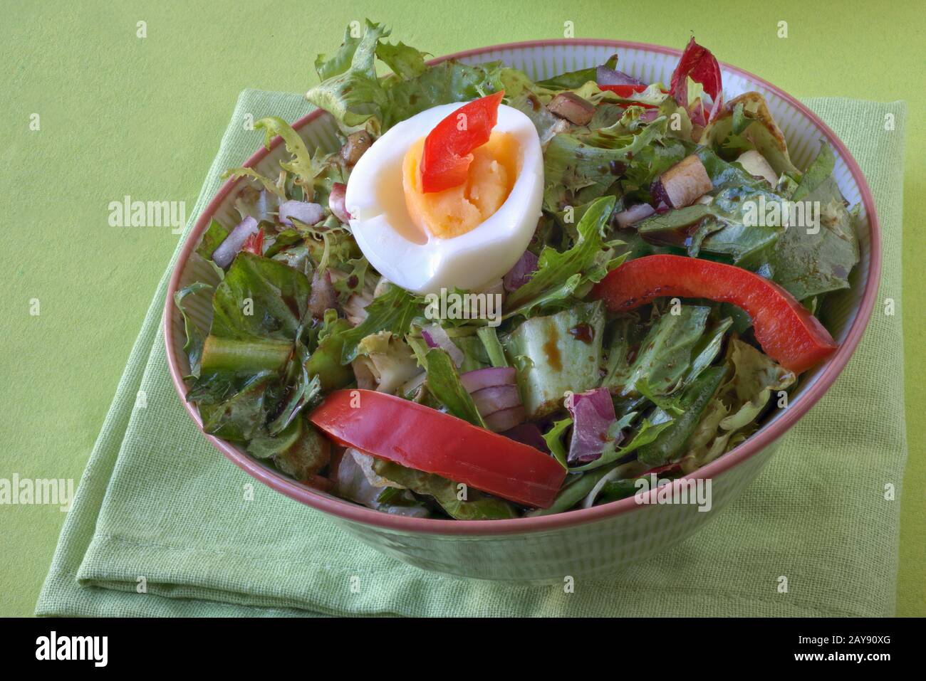 Salatmischung mit Ei eintauchen Stockfoto
