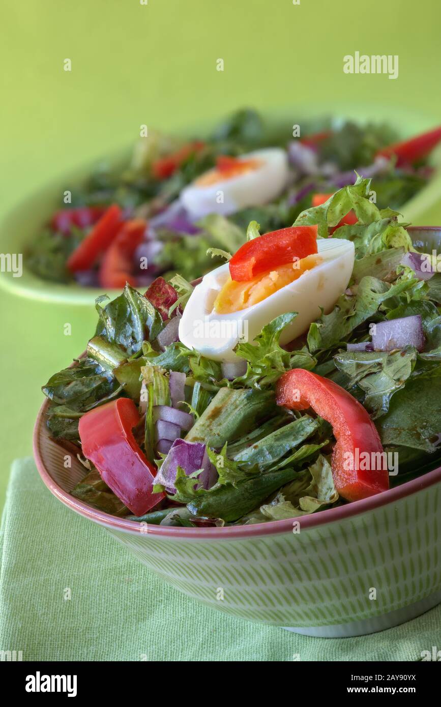 Salatmischung mit Ei eintauchen Stockfoto