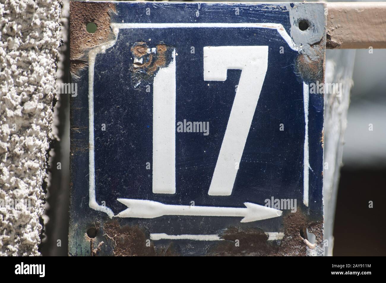 Verwitterte grunge square Metall emailliert Platte auf die Zahl der Straße mit der Nummer 17 Nahaufnahme Stockfoto