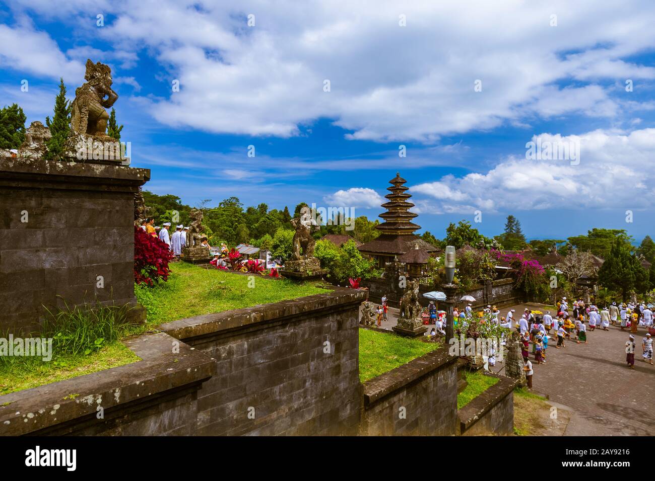 BALI INDONESIA - 26. APRIL: Menschen im Pura Besakih-Tempel am 26. April 2016 auf Bali Island, Indonesien Stockfoto