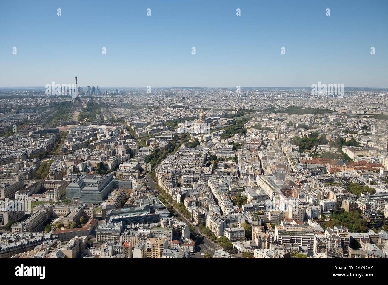 Skyline von Paris mit Eiffelturm, Les Invalides und Geschäftsviertel der Verteidigung, vom Montparnasse Tower, Paris, Frankreich Stockfoto