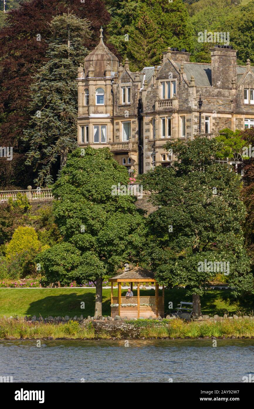 Man blickt auf einen Gartenkiosk in Ambleside, Lake District, Cumbria Stockfoto