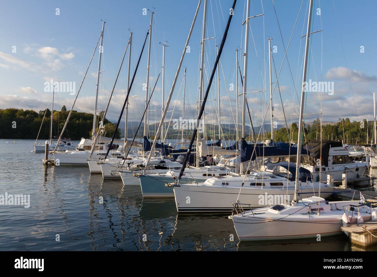 Luxuriöse Segelyachten entlang eines Piers in Bowness-on-Windermere am Lake Windermere in Cumbria Stockfoto