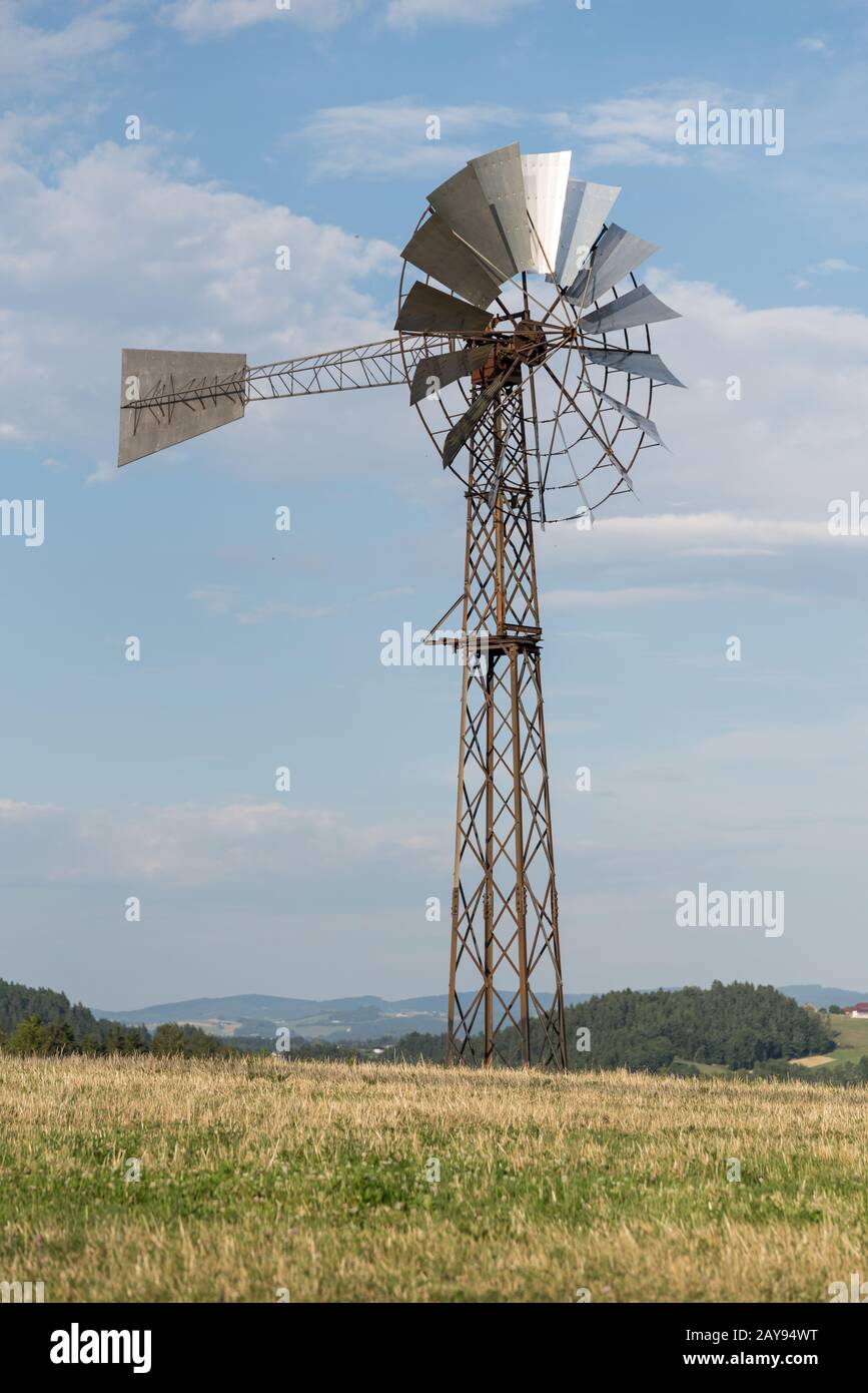 Freistehende Windenergieanlage zur Energieerzeugung Stockfoto