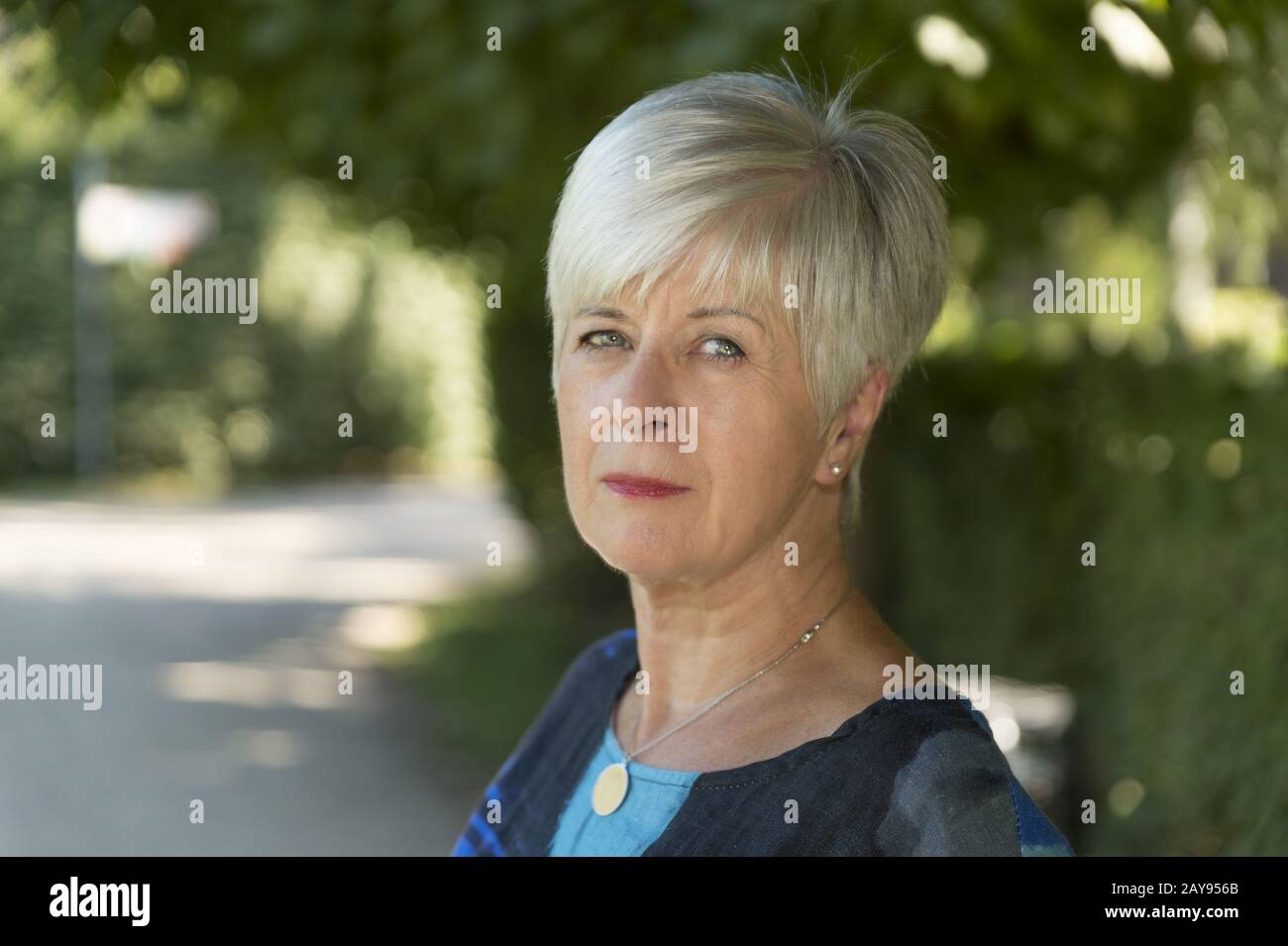 Porträt einer älteren Frau mit weißen Haaren. Stockfoto