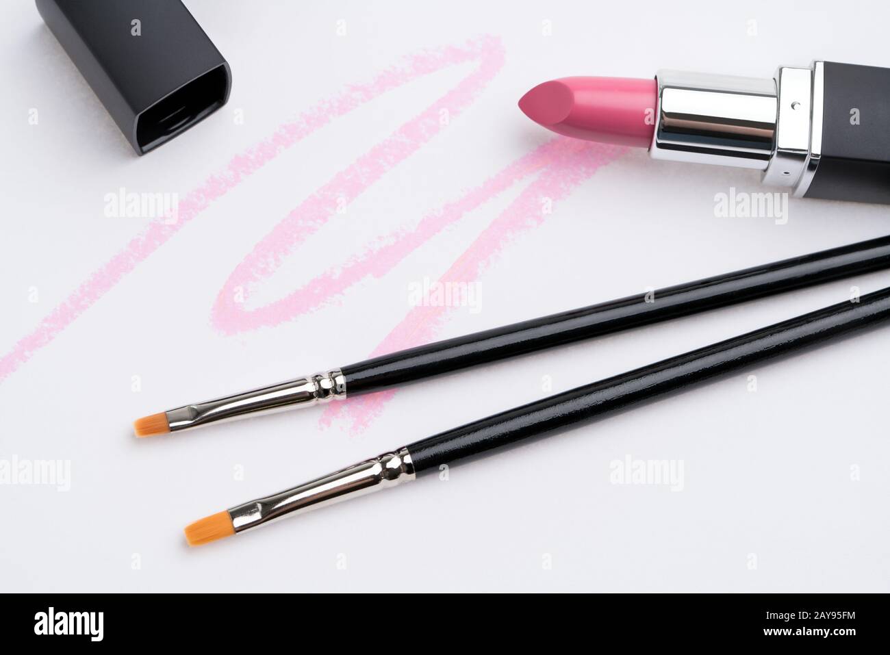 Make up Pinsel und rosa Lippenstift isolierte Sicht Stockfoto