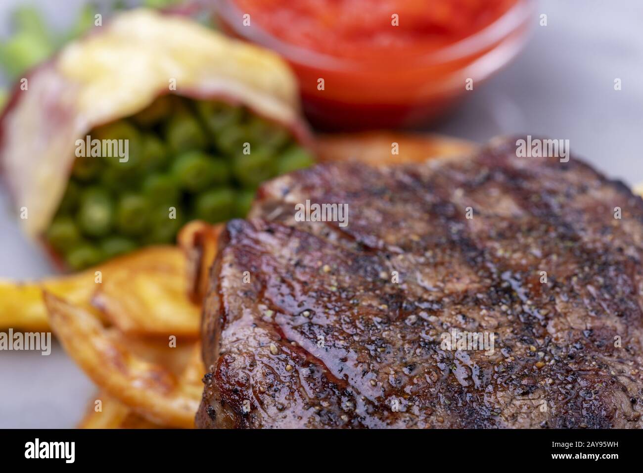 Nahaufnahme von gegrilltem Steak mit pommes frites Stockfoto