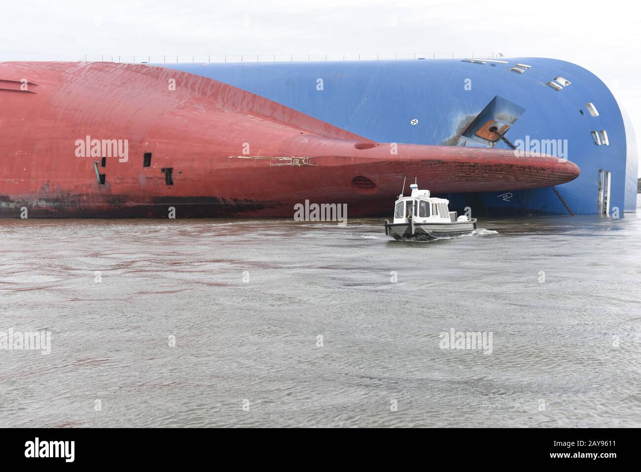 St Simons, Vereinigte Staaten. Februar 2020. Ein Boot von Gallagher Marine Systems untersucht das kaputte Frachtschiff M/V Golden Ray, das im Wasser in St Simons Sound am 14. Februar 2020 vor St Simons, Georgia, USA, invertiert ist. Der 656 Fuß lange Fahrzeugträger kenterte im September und wird mit Beginn des Baus einer Umweltschutzsperre für den Ausbau vorbereitet. Kredit: Brian McCrum/U.S Coast Guard/Alamy Live News Stockfoto