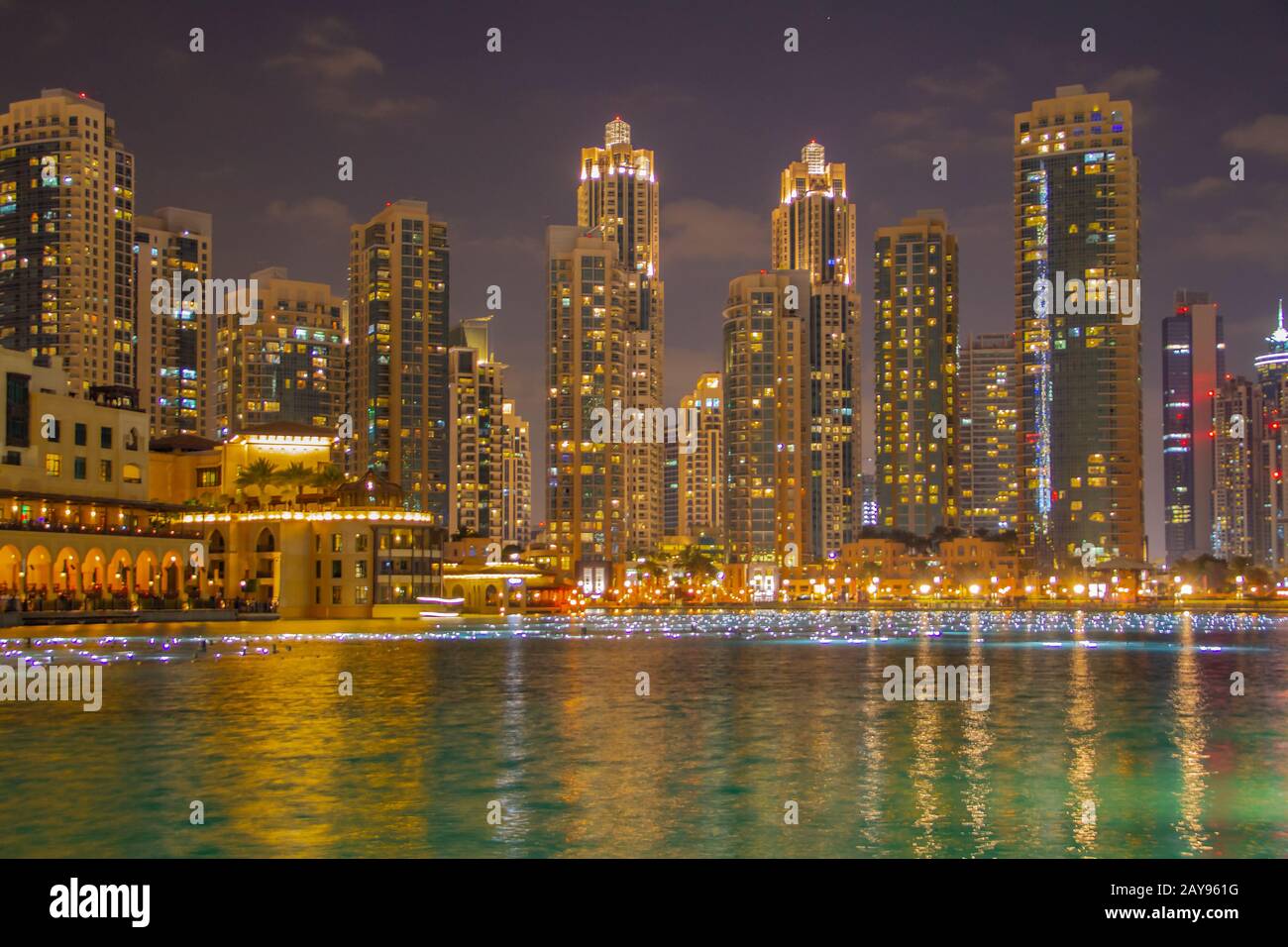 Skyline von Dubai bei Nacht als Nachtaufnahme Stockfoto