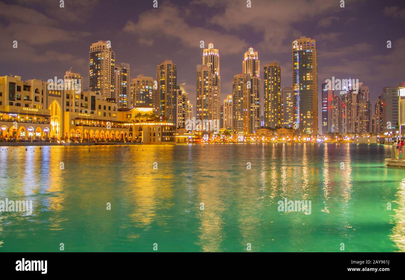 Skyline von Dubai bei Nacht als Nachtaufnahme Stockfoto