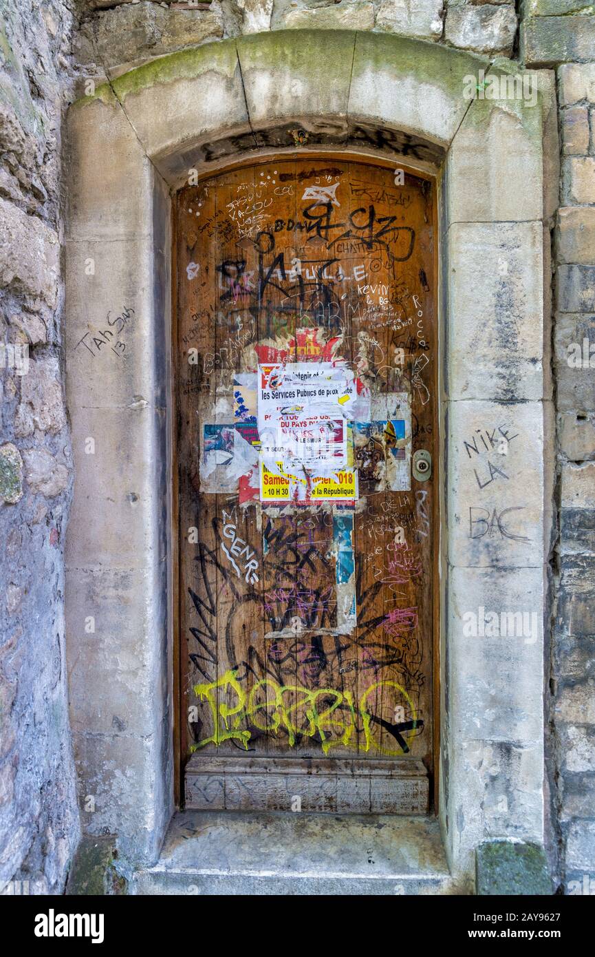 Alte Haustür mit Aufschriften und Plakaten Stockfoto