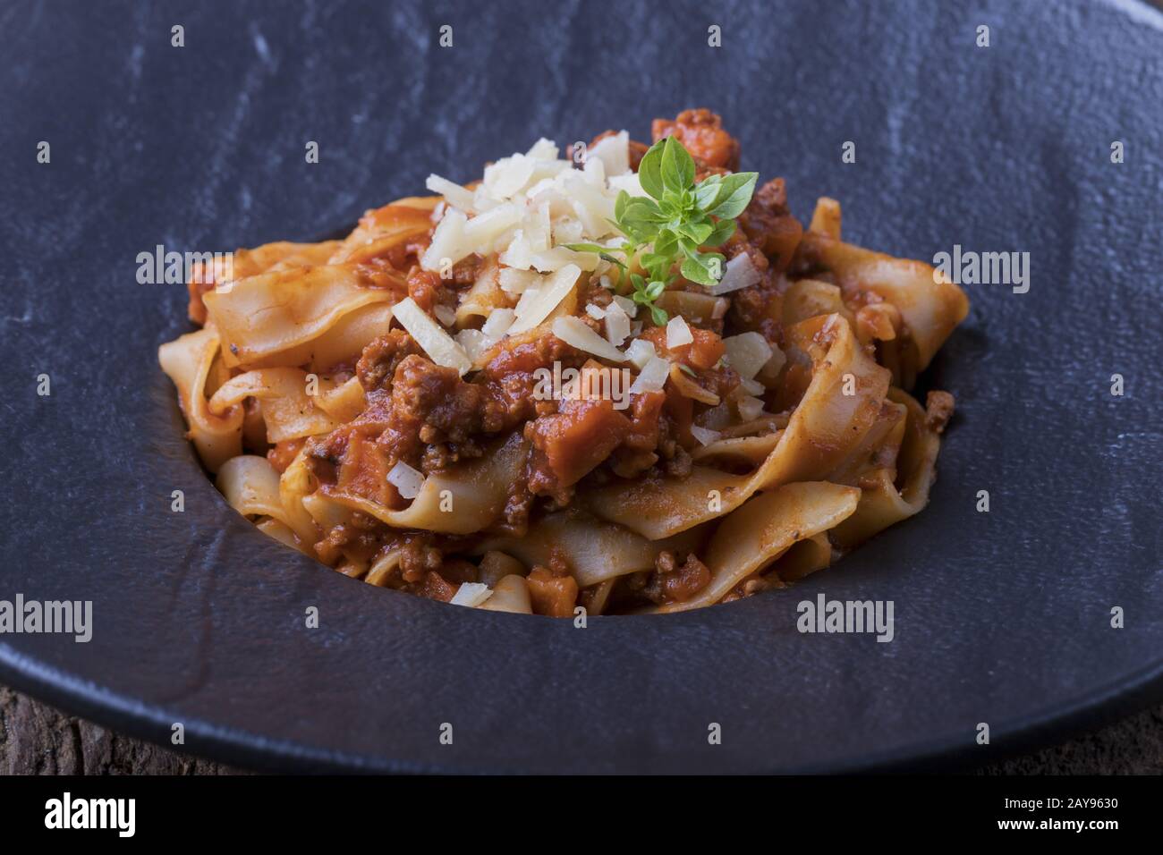 Tagliatelle mit Bolognese und Parmesan Stockfoto