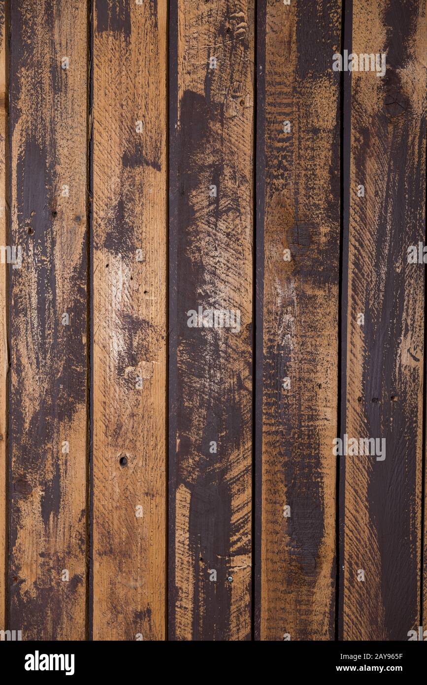 Dunkle, ungleichmäßig bemalte Holzleisten - vertikale Holzwand in der Nähe Stockfoto