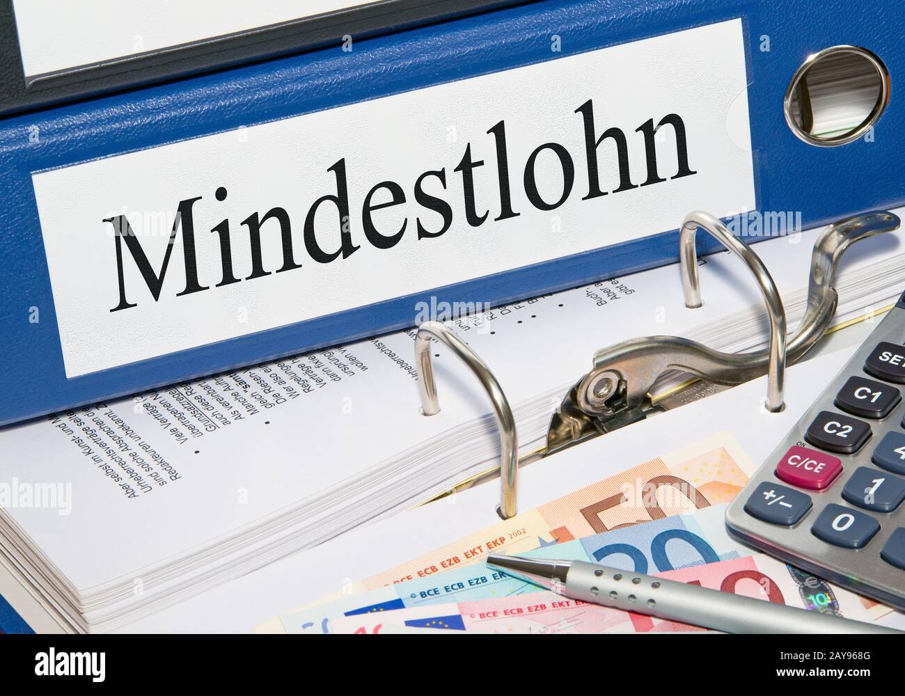 Mindestlohnordner im Büro mit Euro-Geld und Taschenrechner Stockfoto