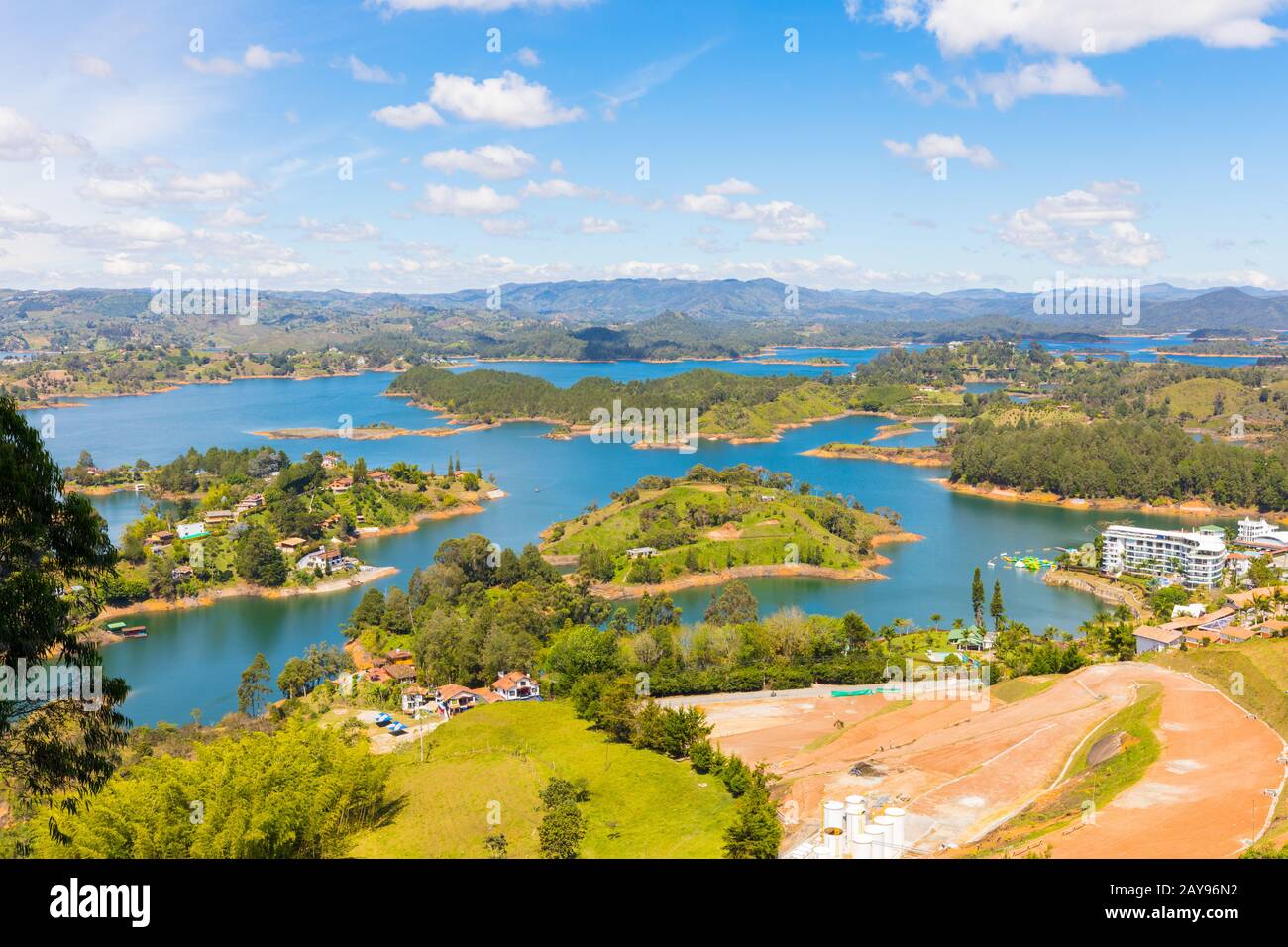 Luftbild des künstlichen Penolseens an einem sonnigen Tag Guatape Stockfoto