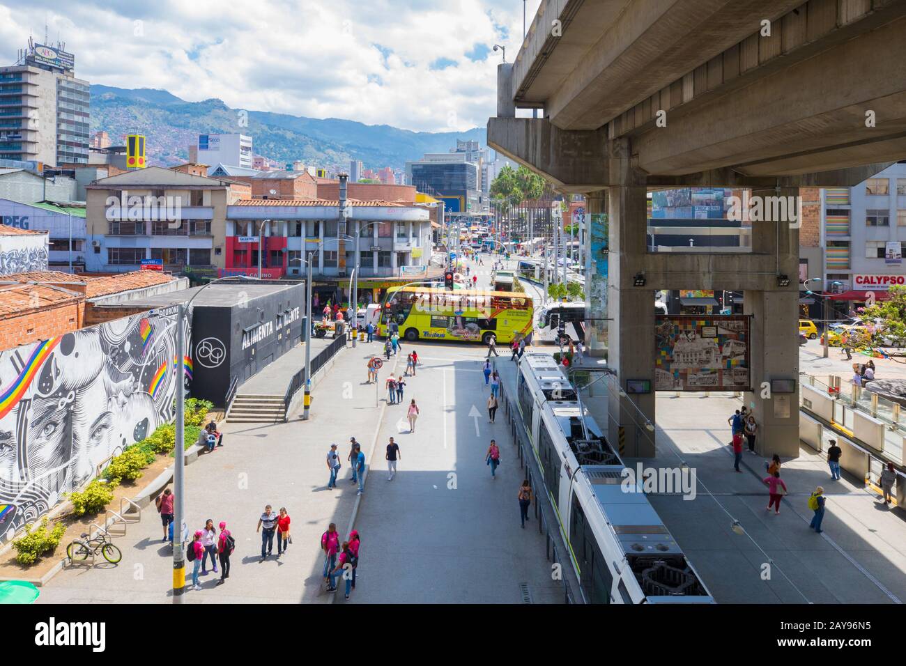 Panorama auf das Zentrum von Medellin von der U-Bahn-Ausfahrt San Antonio Stockfoto