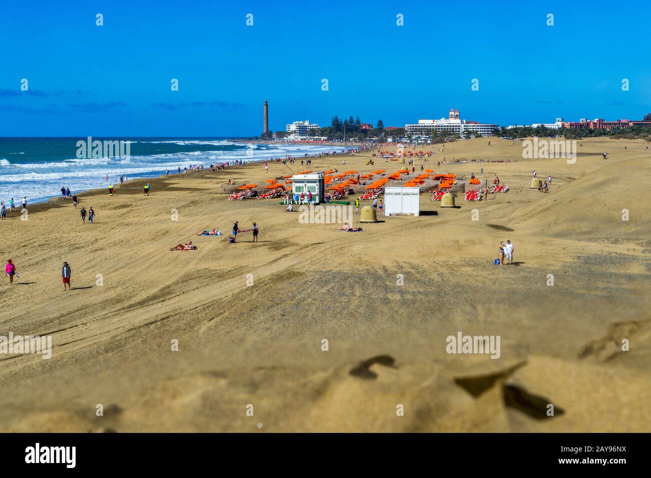 Blick von der letzten Düne auf den Strand und den Leuchtturm von Maspalomas. Stockfoto