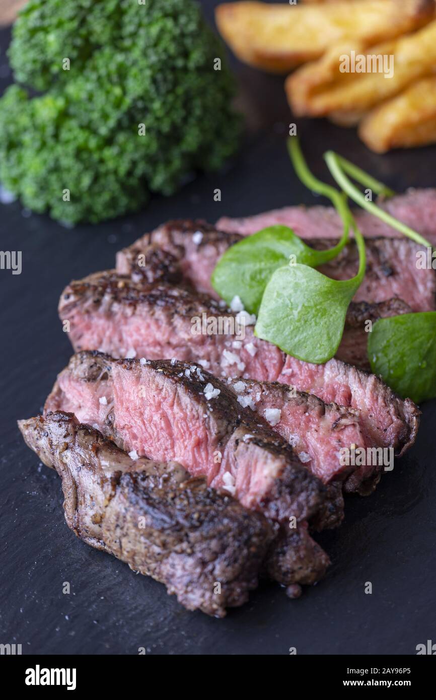 Scheiben gegrilltes Steak auf Schiefer Stockfoto