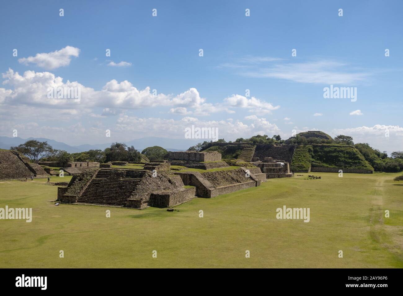 Pyramiden auf dem Monte Alban bei Oaxaca, Mexiko Stockfoto