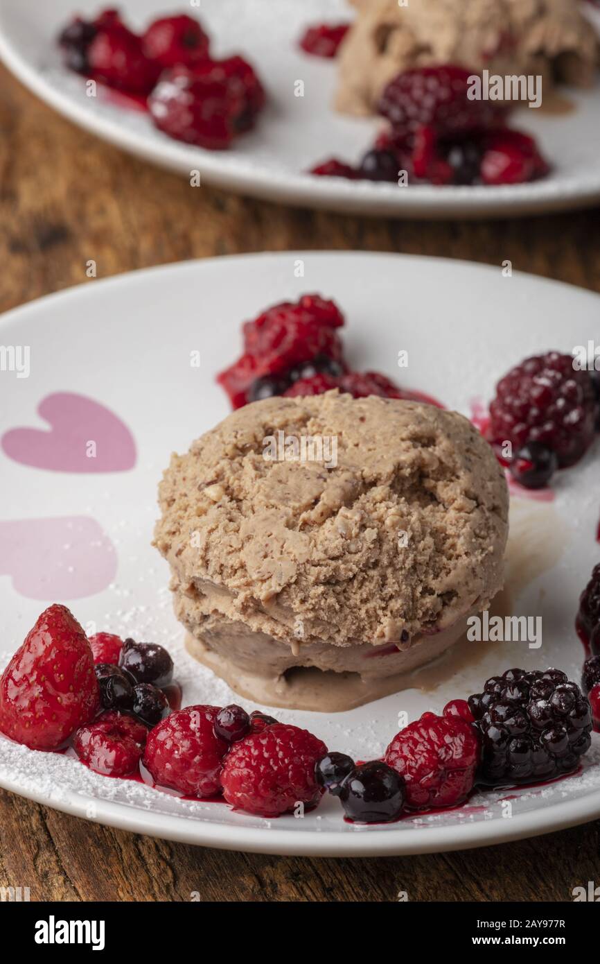 Haselnuss-Eis mit Früchten Stockfoto