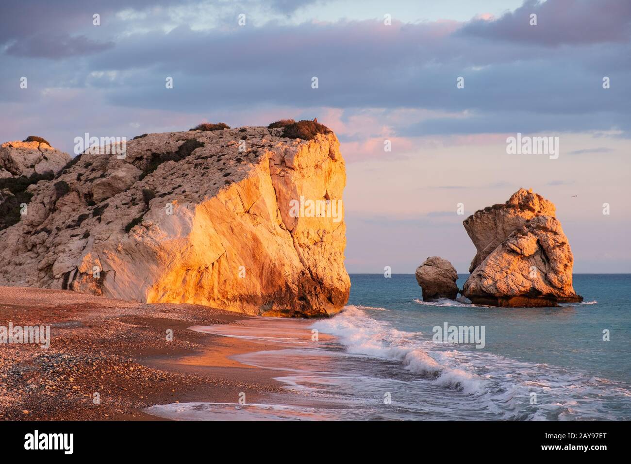 Schöner Blick auf den Strand am Nachmittag um Petra tou Romiou, auch bekannt als Aphrodites Geburtshaus, in Paphos, Zypern. Stockfoto