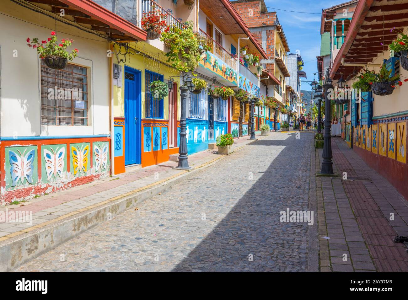 Straße des historischen Zentrums von Guatape an einem sonnigen Tag Stockfoto