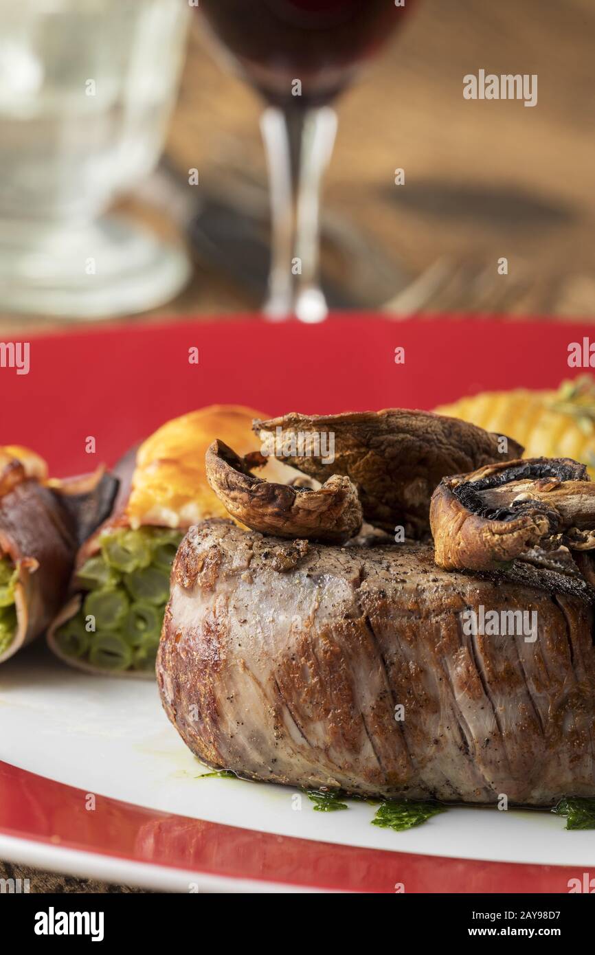 Gegrilltes Steak auf einem Teller mit Wein Stockfoto