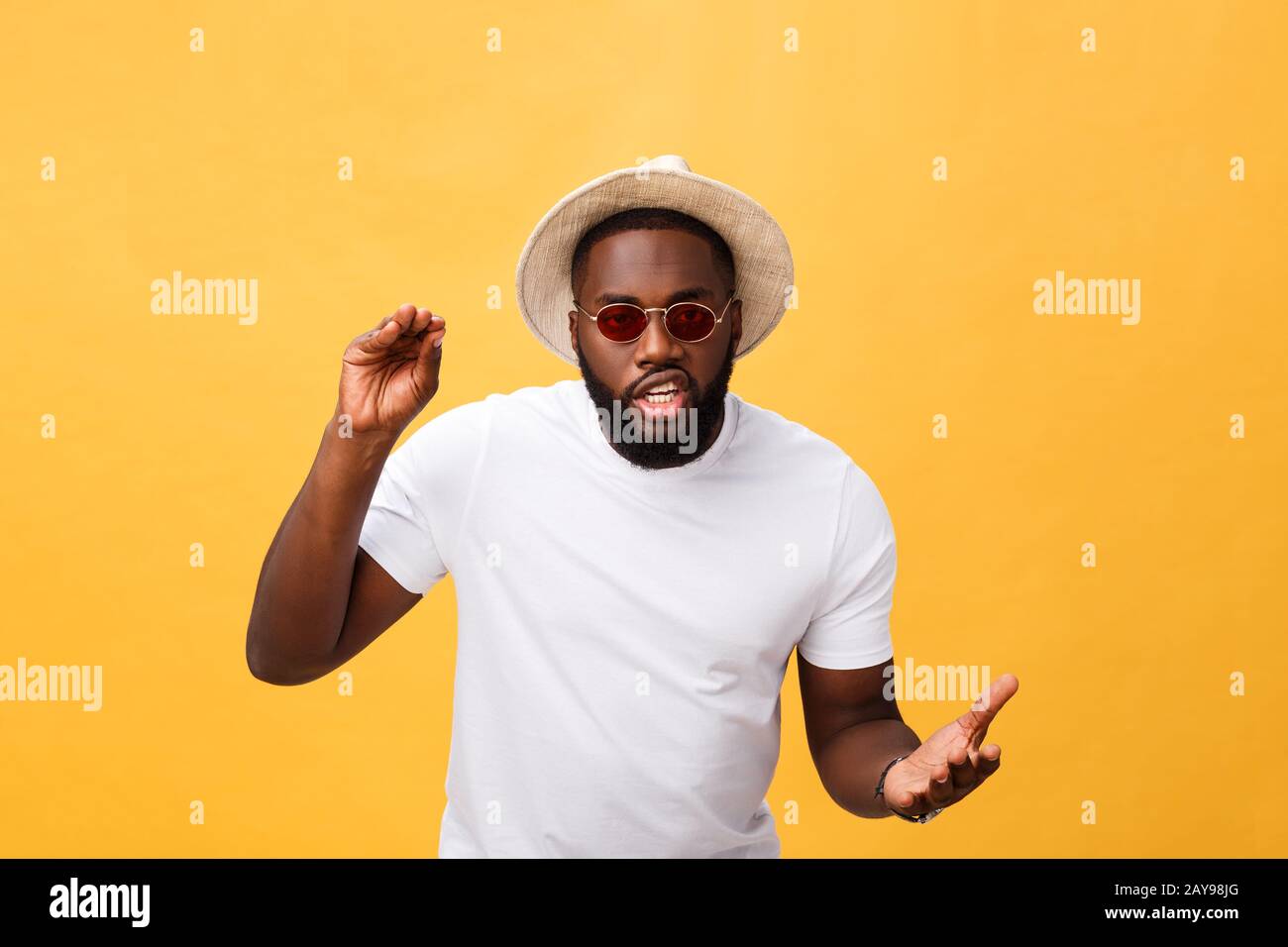 Junge afrikanische amerikanische Mann tragen weiße t-shirt schreien und schreien laut mit Hand auf Mund-zu-Seite. Kommunikationskonzept. Stockfoto