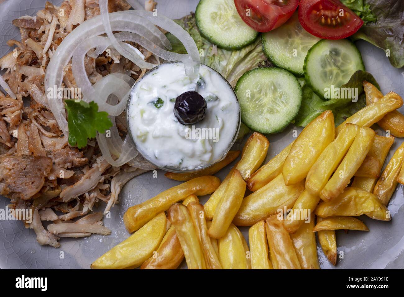 Griechische Gyros mit Tzatziki und Pommes frites Stockfoto