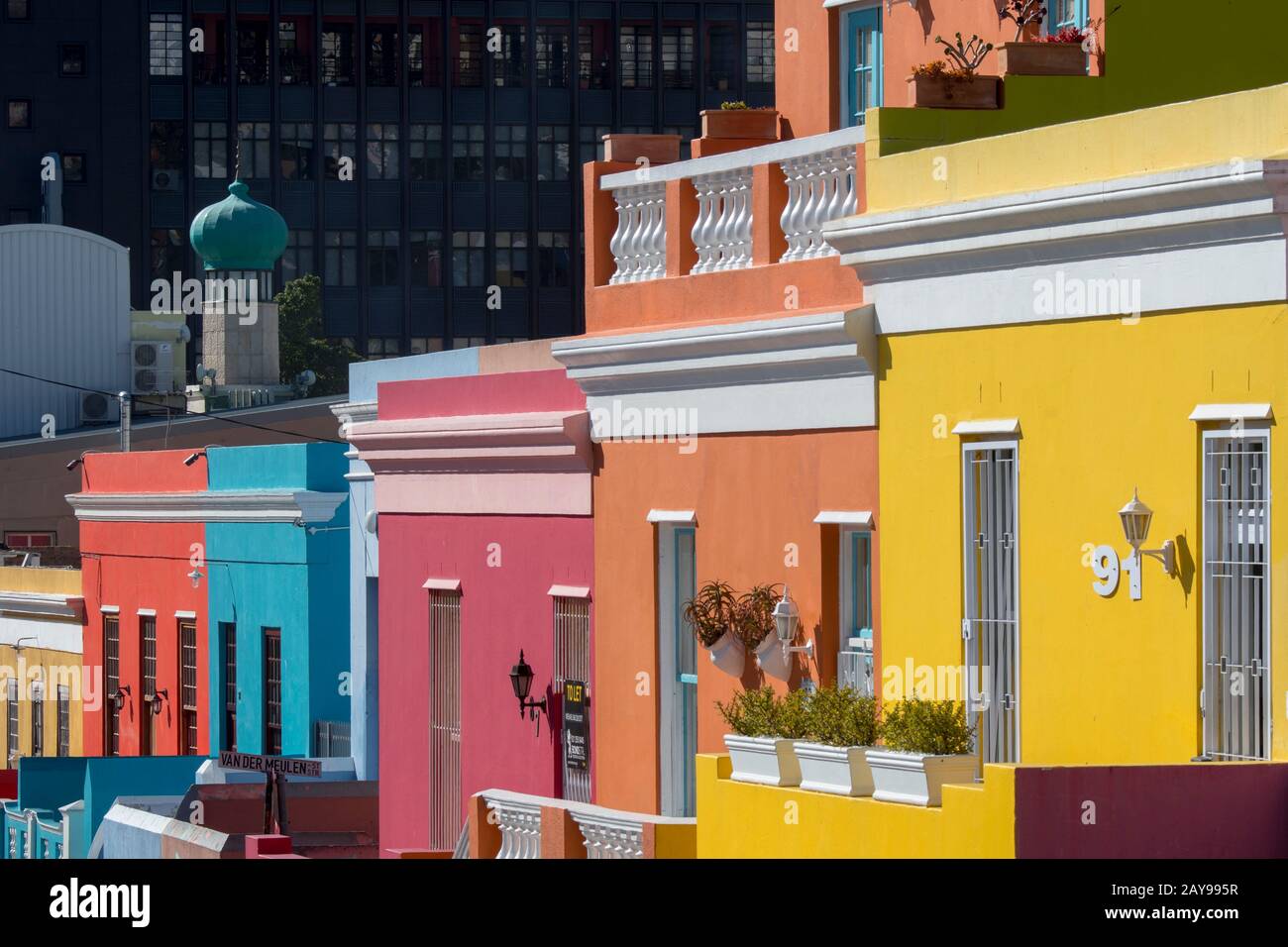 Bunte Häuser im Viertel Bo-Kaap (Upper Cape) in Kapstadt, Südafrika, früher bekannt als Malaiisches Viertel. Stockfoto