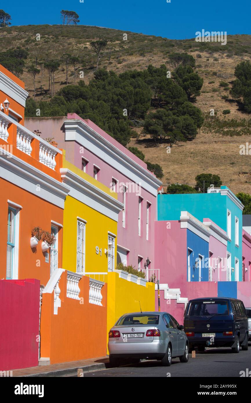 Bunte Häuser im Viertel Bo-Kaap (Upper Cape) in Kapstadt, Südafrika, früher bekannt als Malaiisches Viertel. Stockfoto