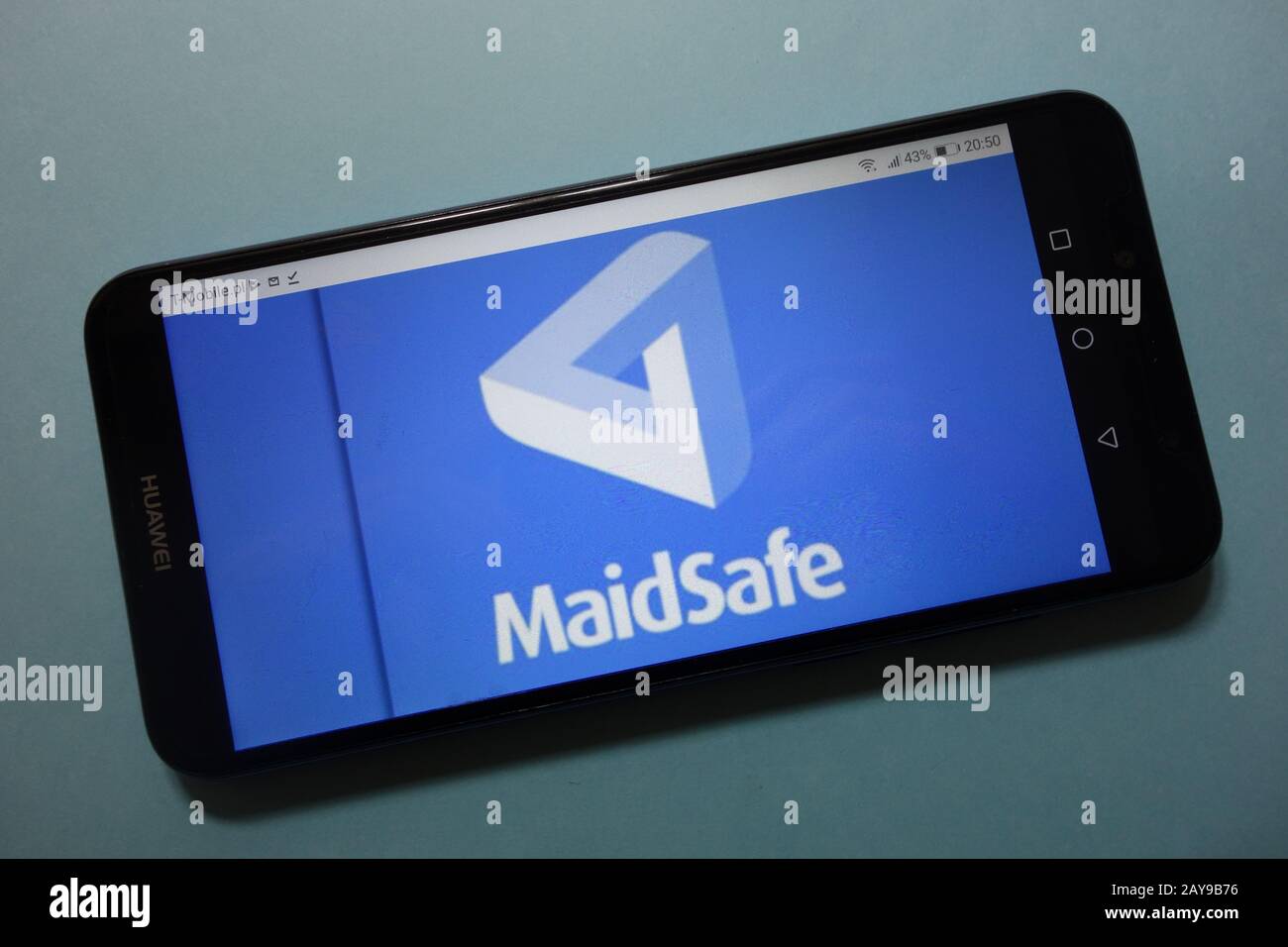 Das auf dem Smartphone angezeigte MaidSafeCoin (MAID)-Kryptokurrency-Logo Stockfoto