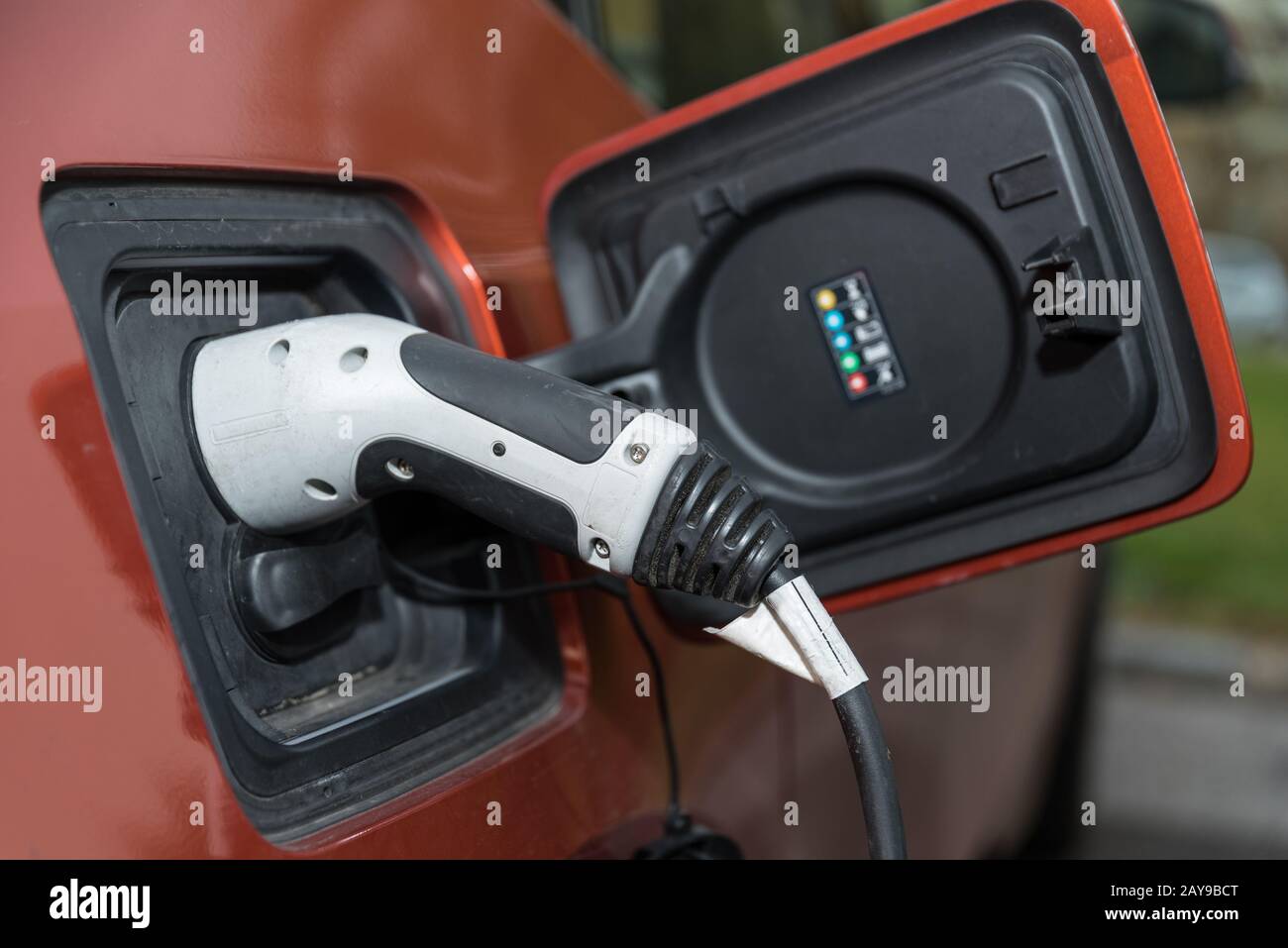 Strom in einem Elektroauto an einer Ladestation tanken - Nahaufnahme Stockfoto