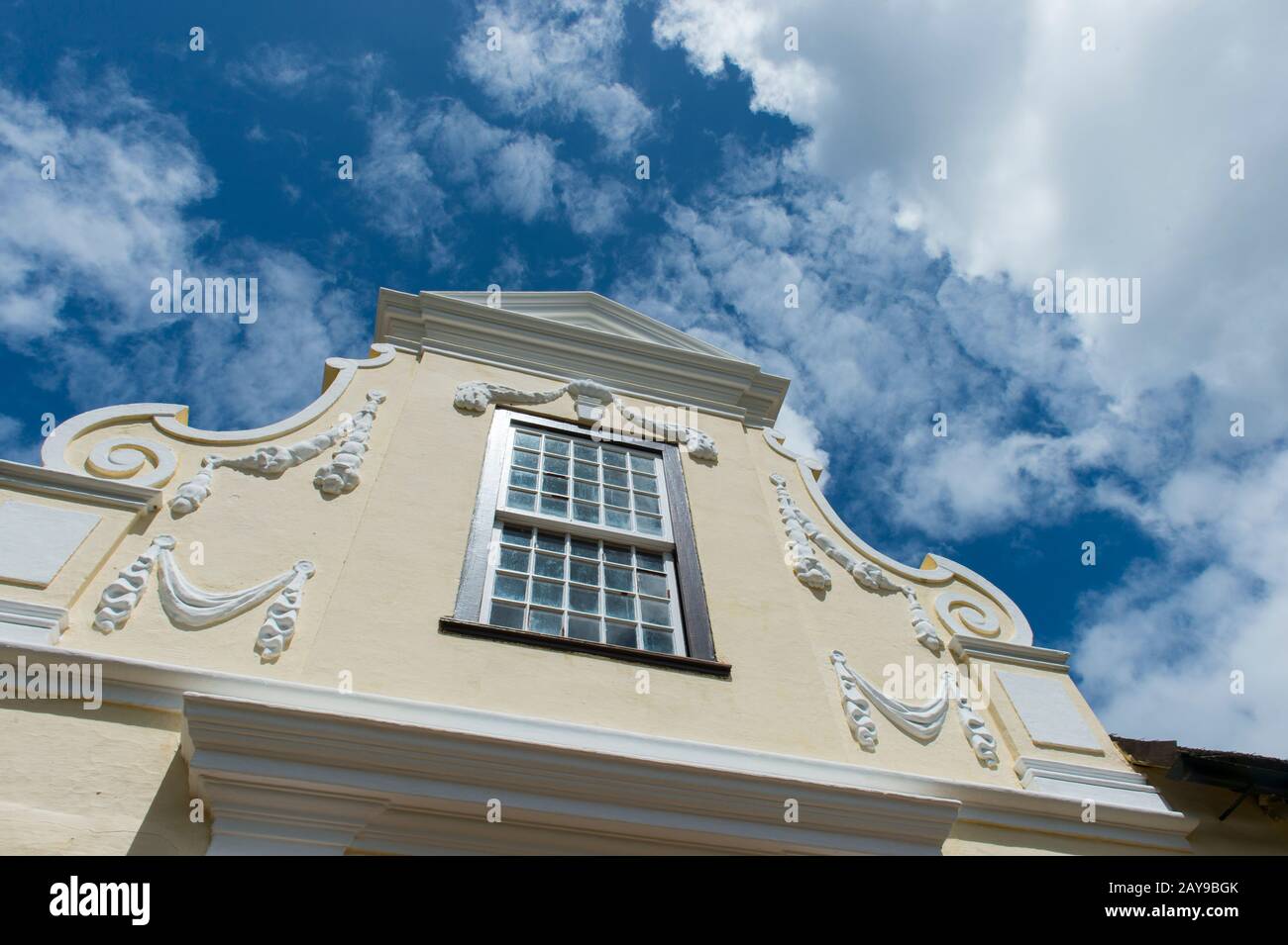 Detail der holländischen Kolonialarchitektur des alten Gehöfts bei Vergelegen, einem historischen Weingut in Somerset West, in der Provinz Westkappland von Stockfoto