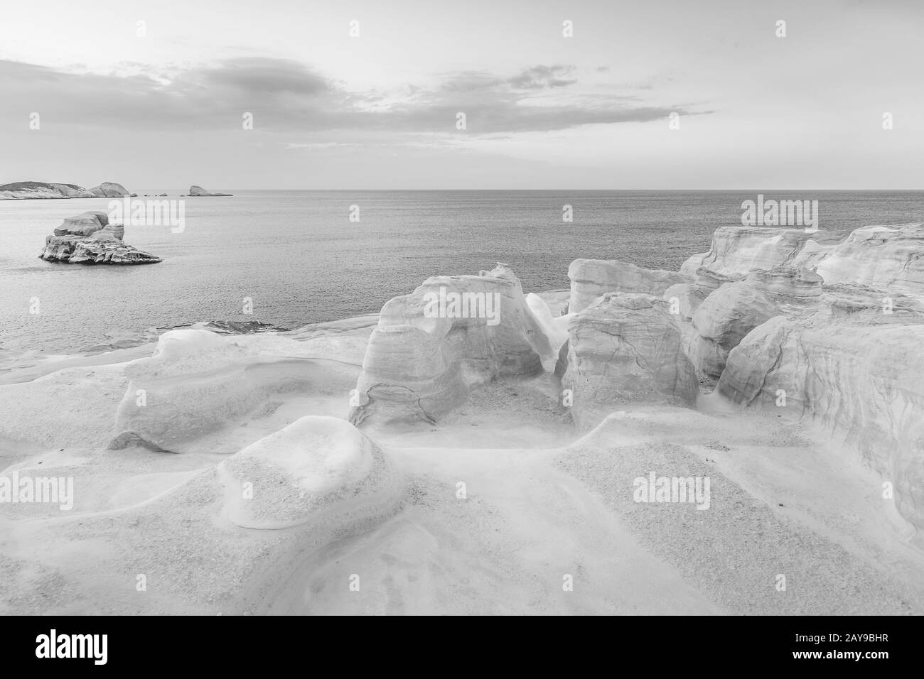 Vulkanische Felsformationen auf Sarakiniko Strand auf Milos, Griechenland. Stockfoto