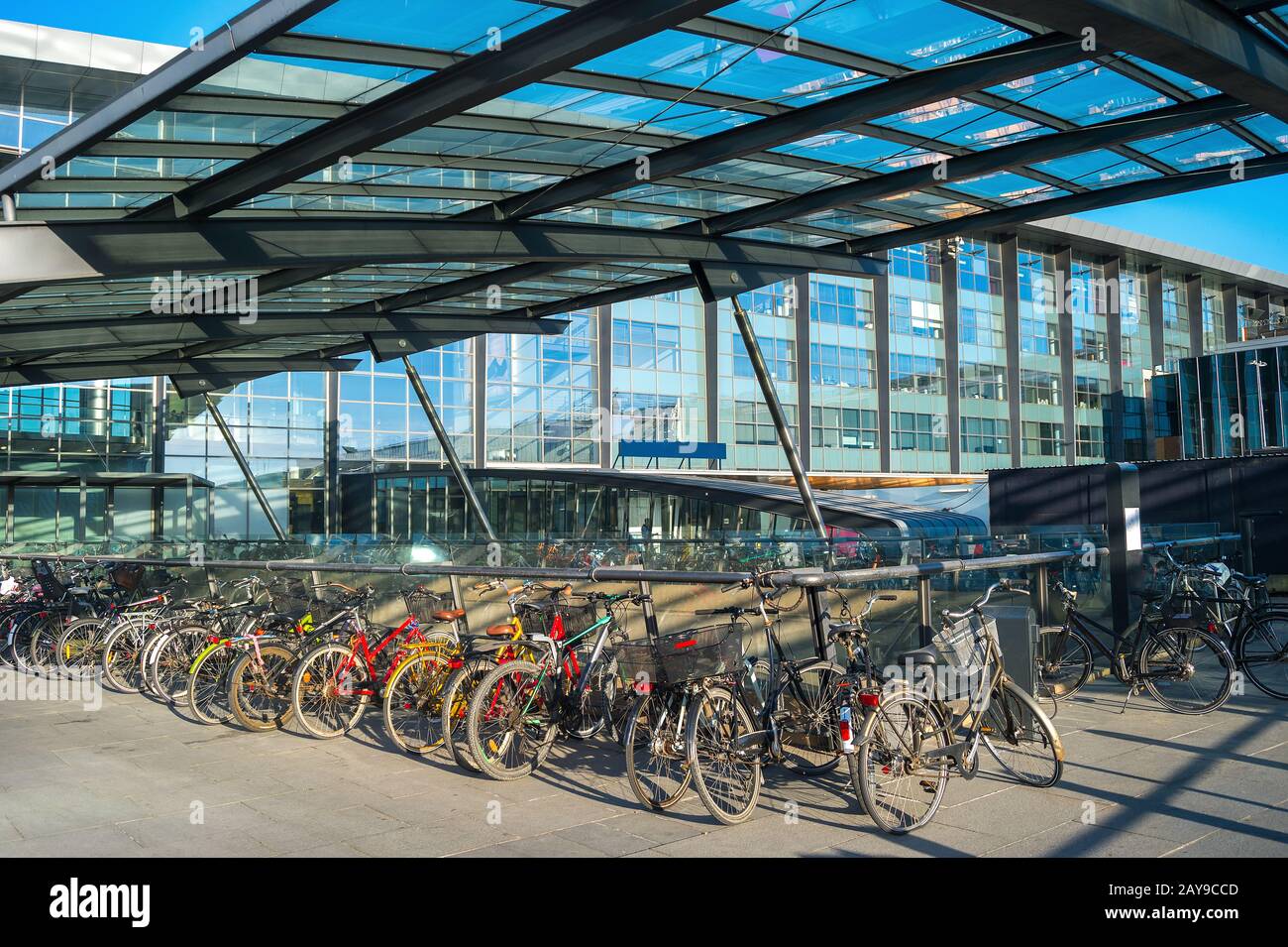Parkplätze für Fahrräder am Flughafen Kastrup Stockfoto