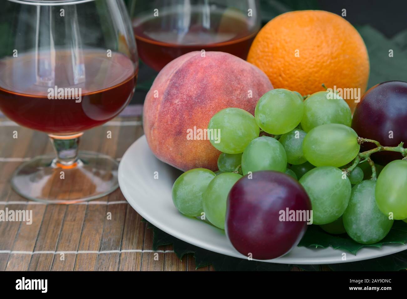 Still life: der Wein im Glas und Obst. Stockfoto