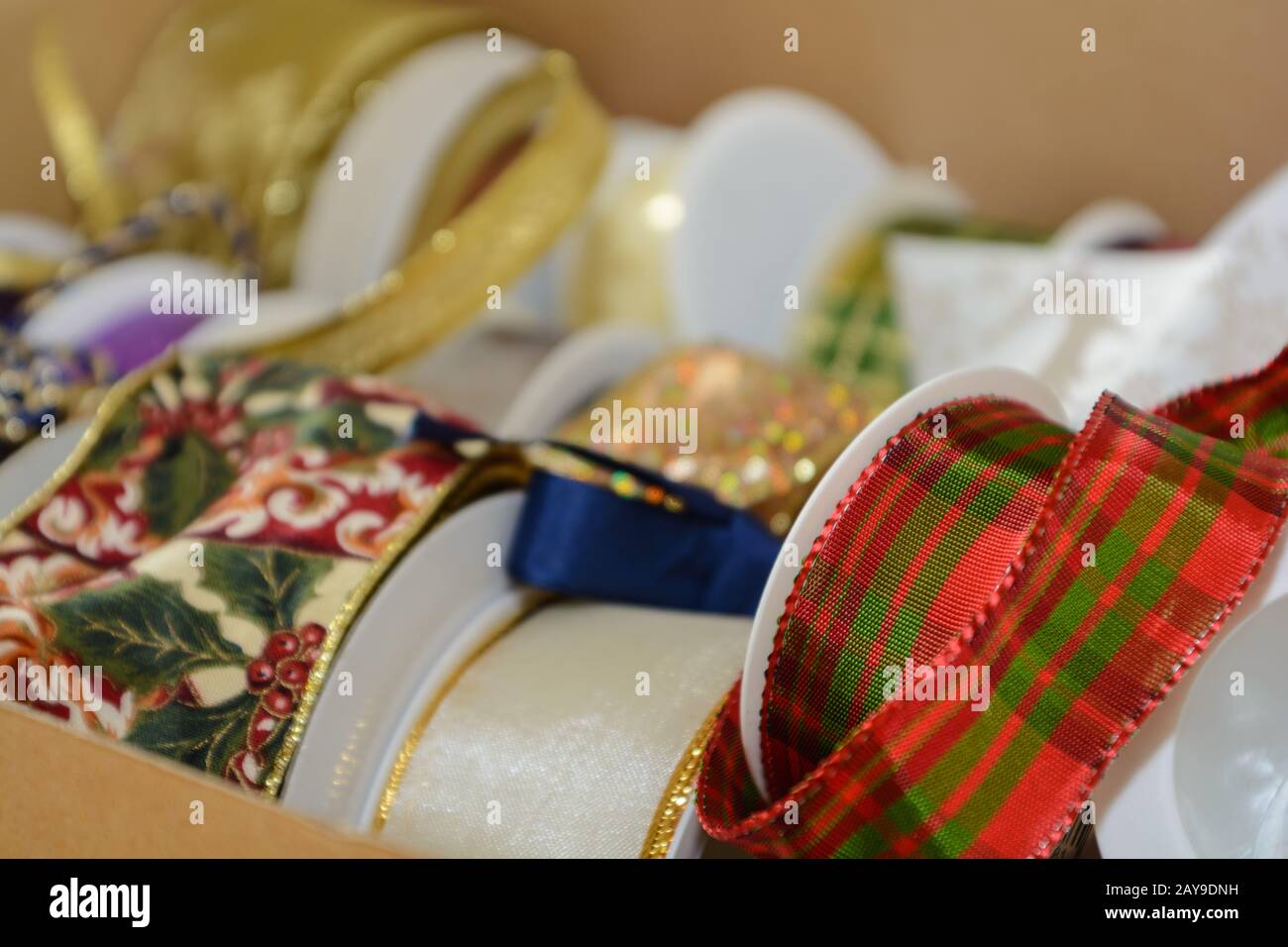 Bunte Geschenkbänder aufgerollt - Nahdekorationsgeschenk Stockfoto