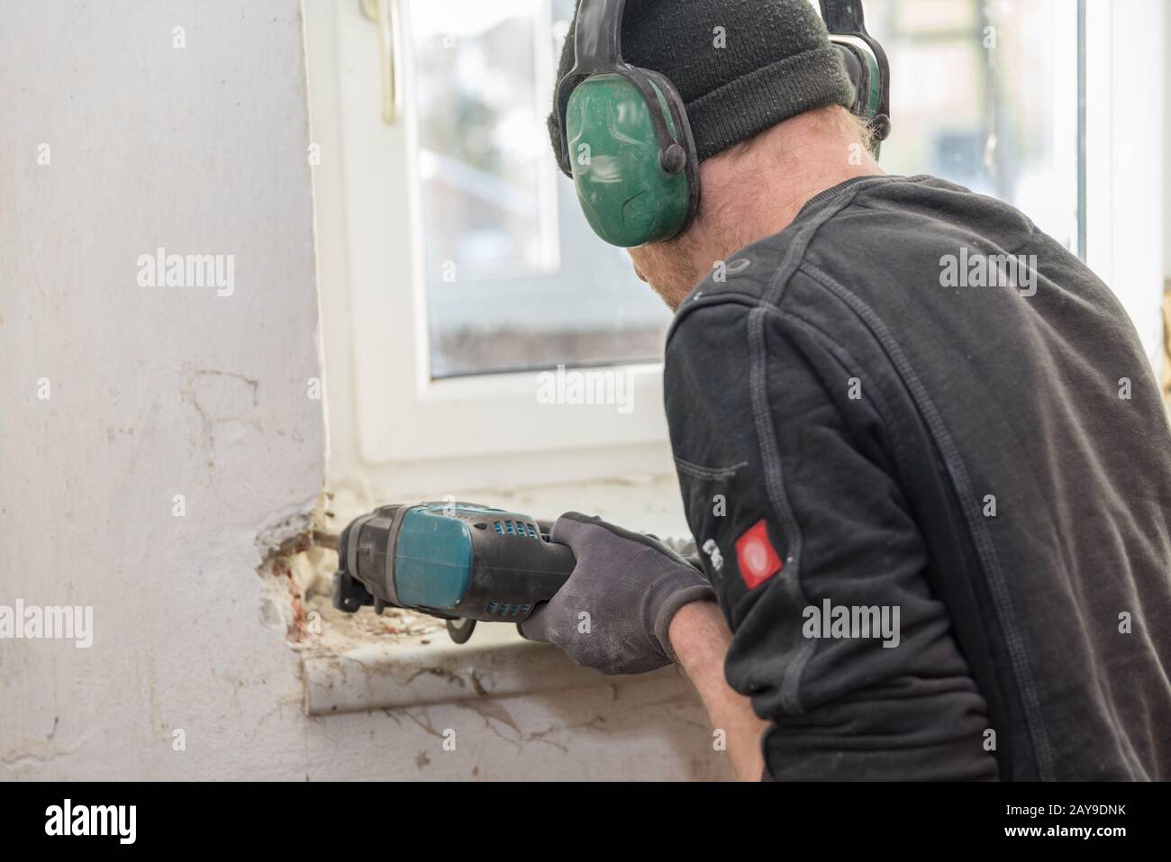 Bauarbeiter mit Werkzeugen bei Umbau- und Sanierungsarbeiten - Nahaufnahme Stockfoto