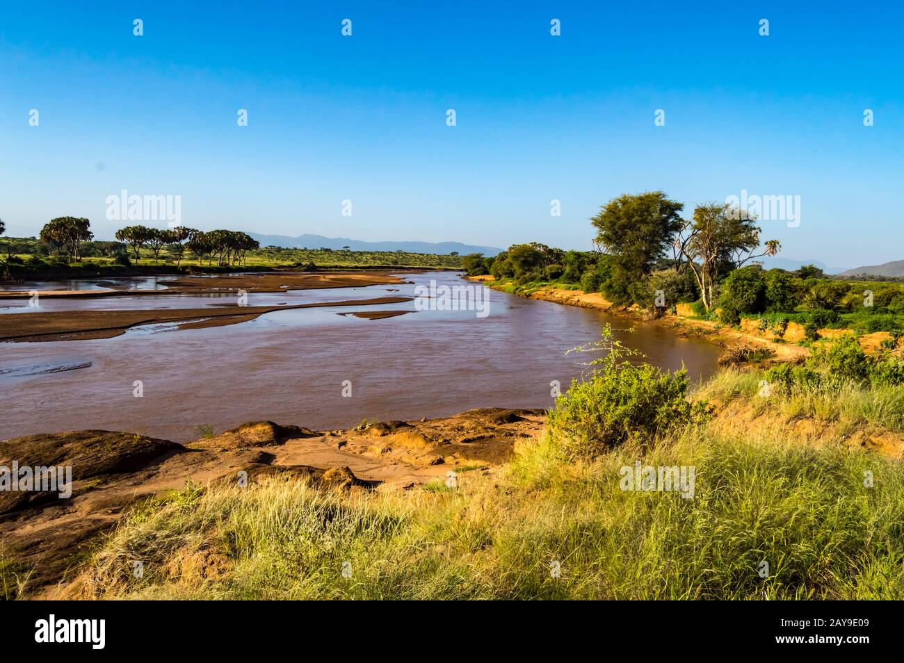 Blick auf den Fluss Ewaso Ng'iro in der Savanne des Samburu Park Stockfoto