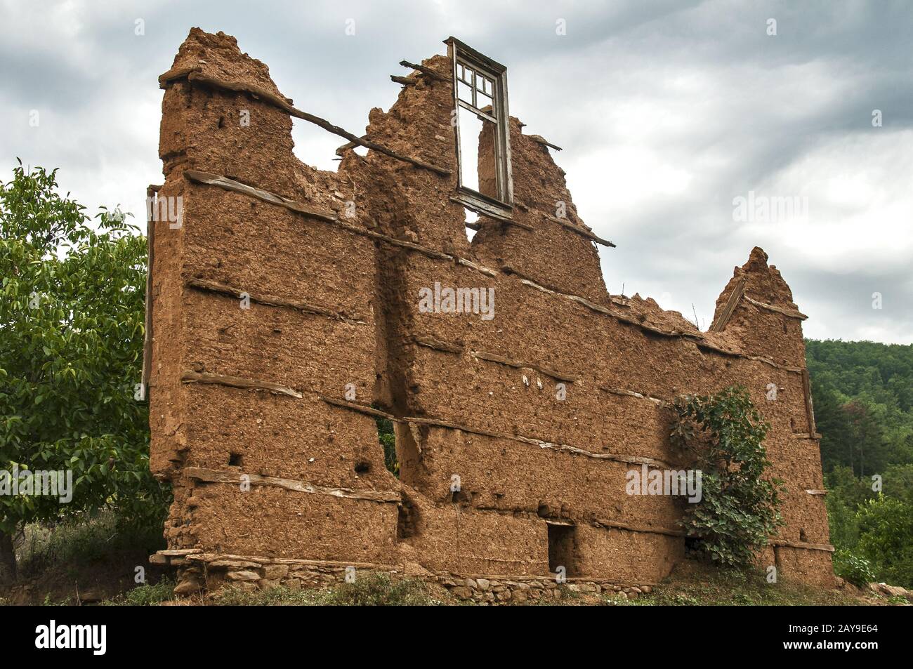 Ziegelmauer mit adobe Lehmputz aus ruiniertem altem ländlichem Landhaus Stockfoto