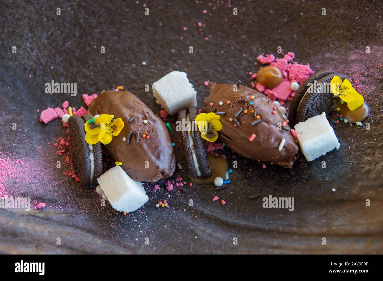 Rocky Road Desert mit Schokoladenmousse in der La Petite Ferme (Restaurant und luxuriöse Unterkünfte) im Franschhoek-Tal, Stellenbosch L.I.L. Stockfoto